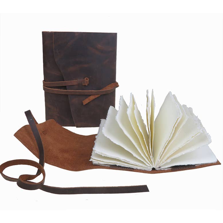 Oiled leather notebook with handmade parchment paper inside: 9 x 12 cm