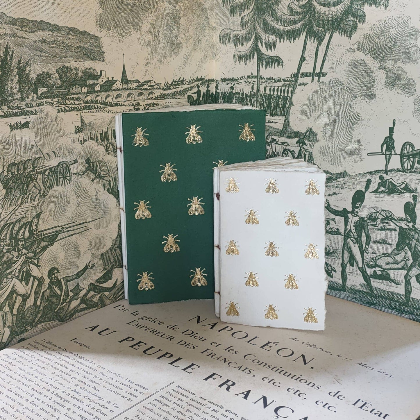 Parchment paper notebook with golden bee pattern (Napoleon): Naturalness