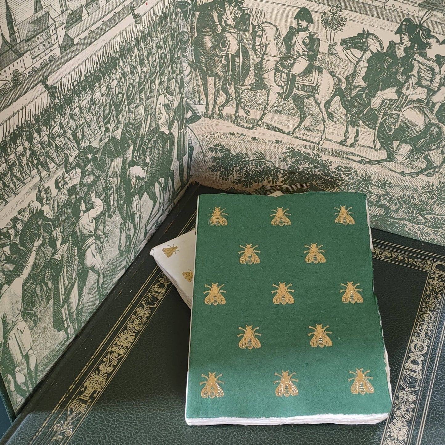 Parchment paper notebook with golden bee pattern (Napoleon): Naturalness