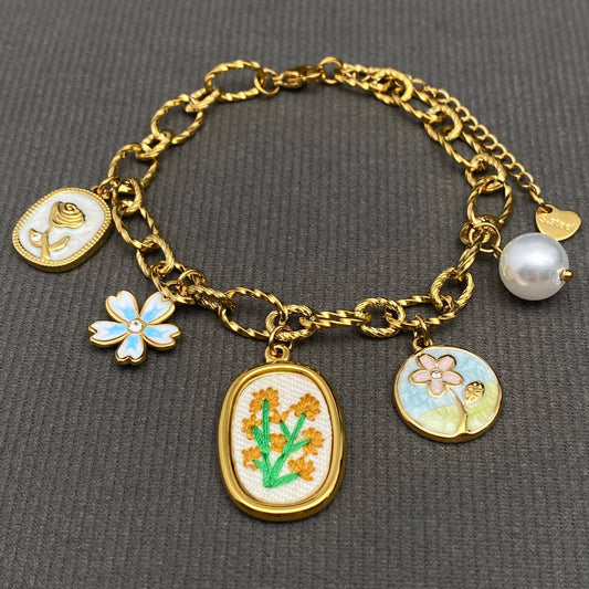 Besticktes Blumen-Amulett, 18 Karat vergoldetes Edelstahlarmband
