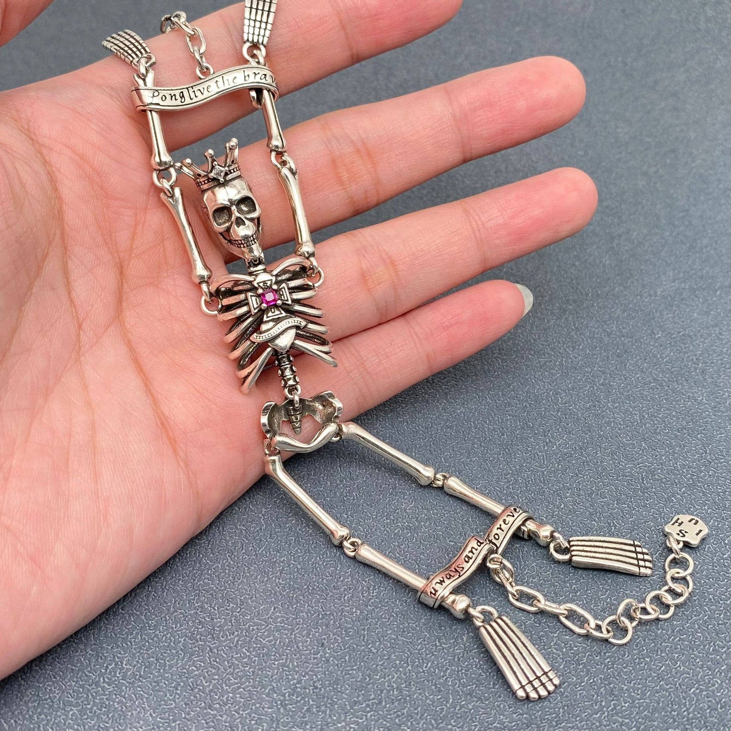 GT- gotisches versilbertes Schlingen-Armband mit menschlichem Skelett-Charm