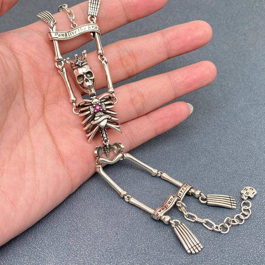 GT- gotisches versilbertes Schlingen-Armband mit menschlichem Skelett-Charm