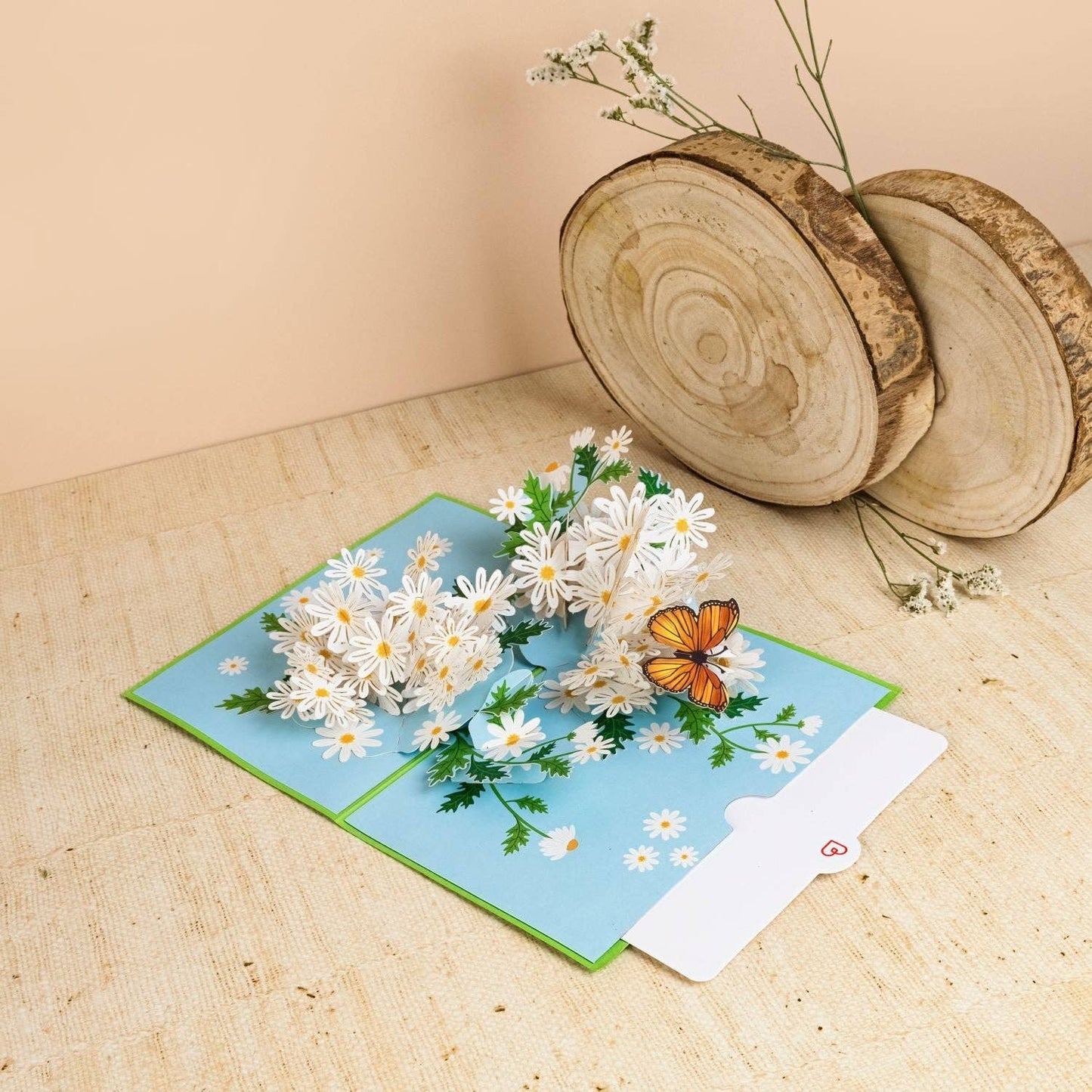 Gänseblümchen-Pop-up-Karte mit Schmetterling
