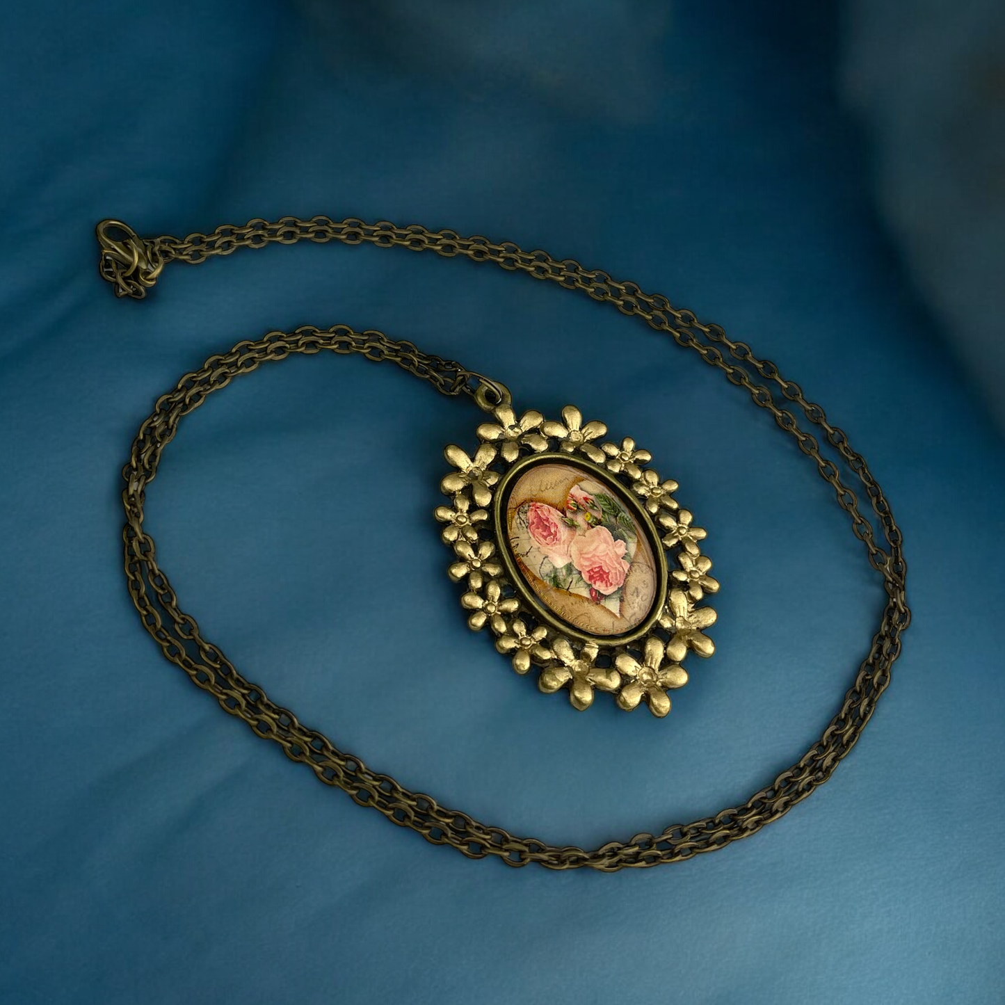 Vintage Rose Medallion Necklace in Bronze, Allergy-Friendly, 70cm Chain, 5cm Pendant