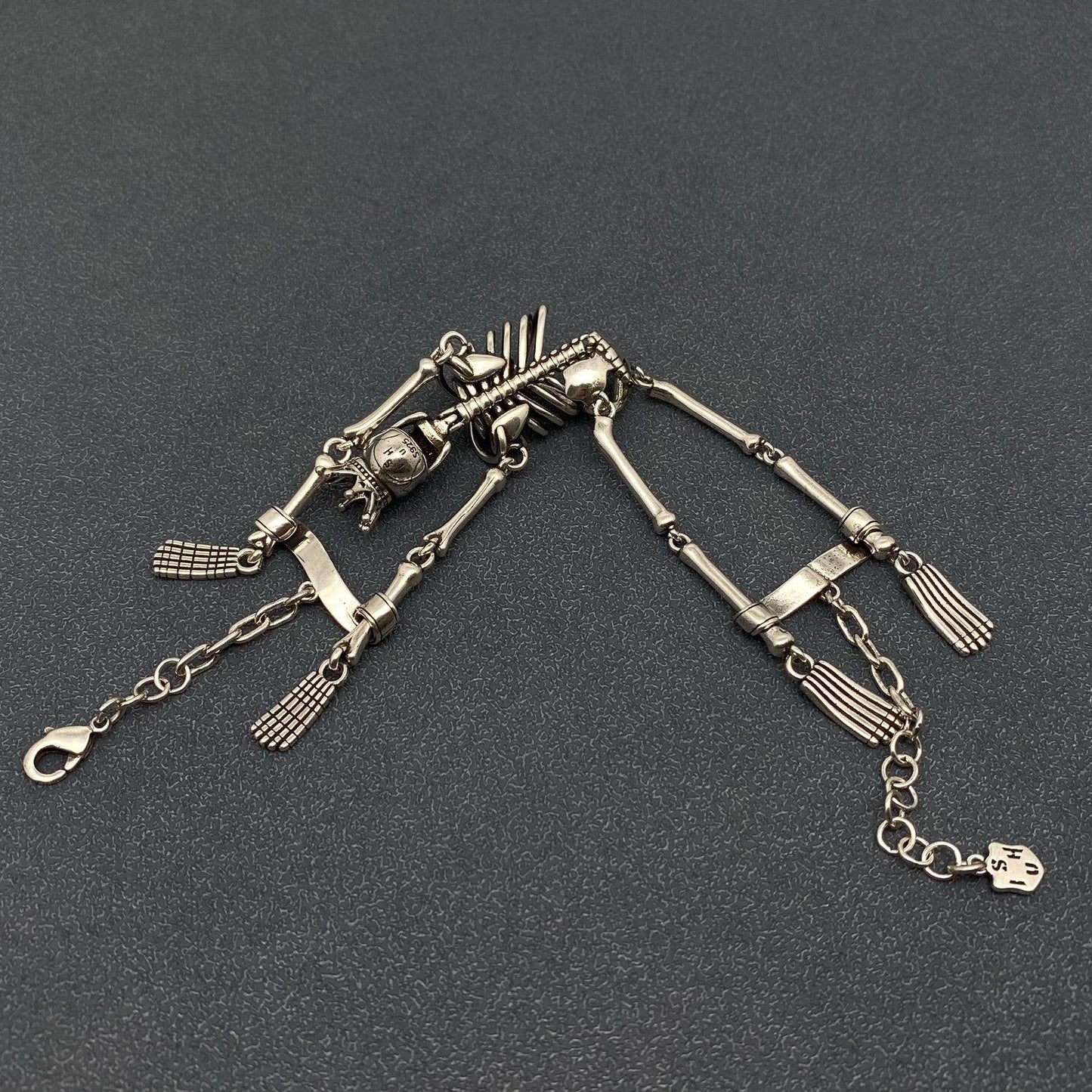 GT- gotisches versilbertes Schlingen-Armband mit menschlichem Skelett-Charm