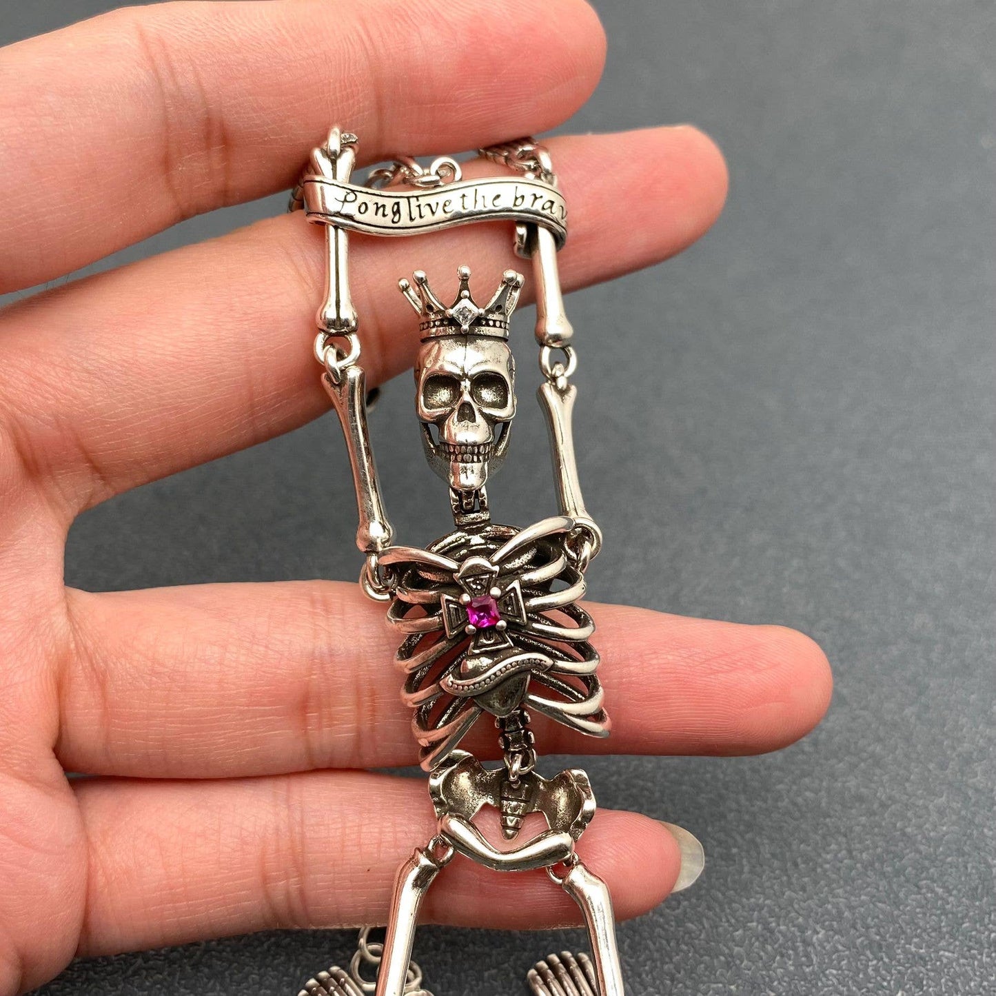 GT- gotisches versilbertes Schlingen-Armband mit menschlichem Skelett-Charm